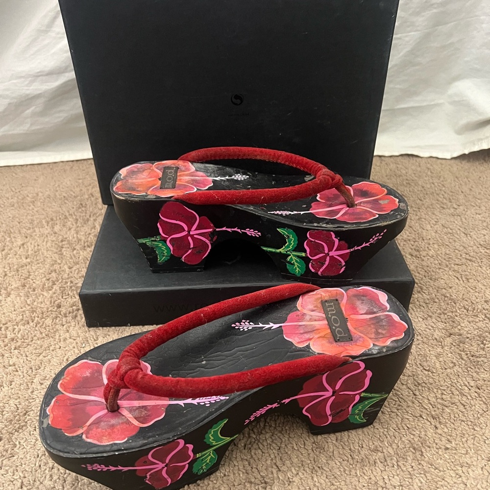 Moda Women's Black Asian Wood Thong Sandals with Red Floral Design